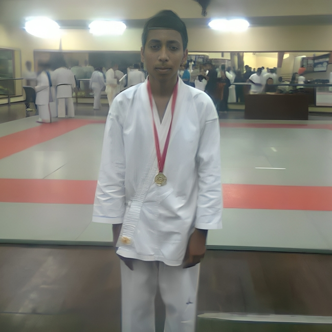 Kevin Borjas estudiando Karate