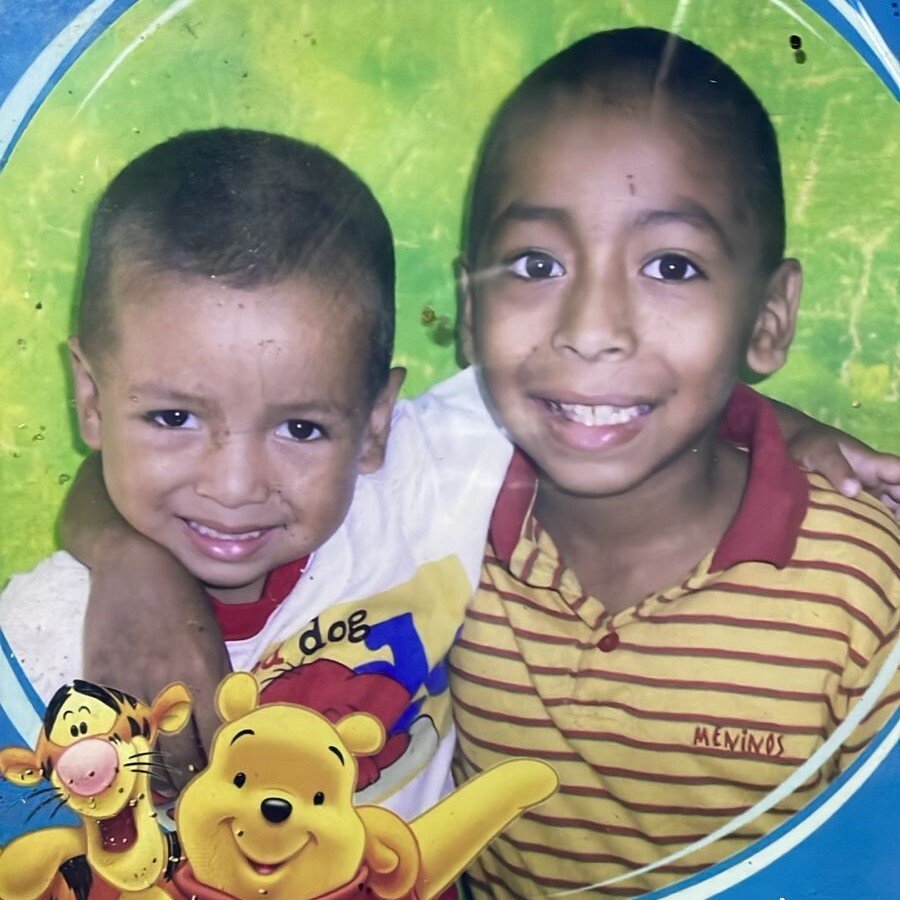 kevin y su hermano